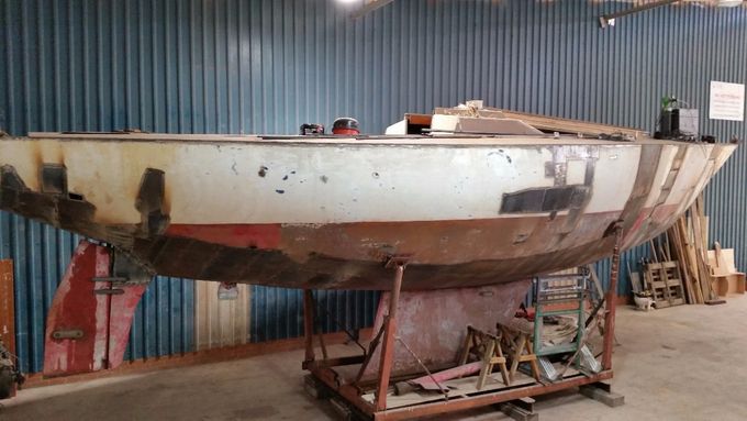 All work has been put on hold. I'm now about 5% away from finishing all the welding. For the winter of 2016 windrunner will once again go outside under a taurpaulin for occasional  days. The project starts again January 2017